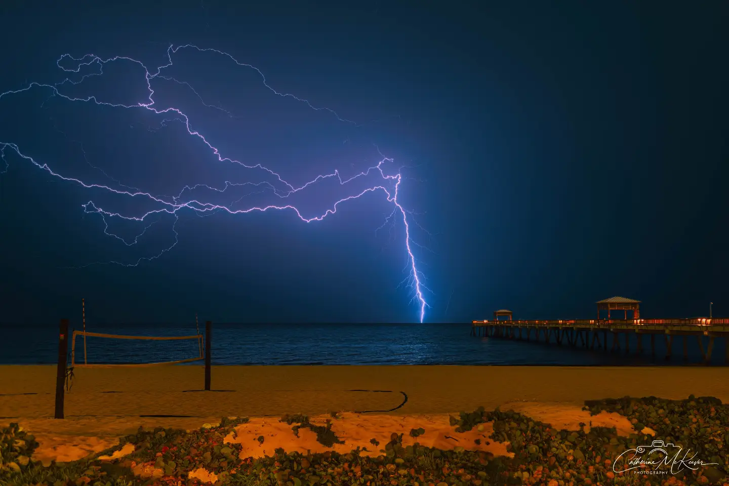 A branching lightning bolt in the night sky